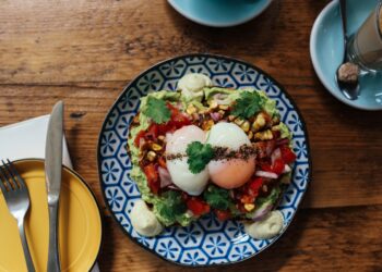 How to Eat Healthy on a Road Trip: Tips & Tricks for Nutritious Travel